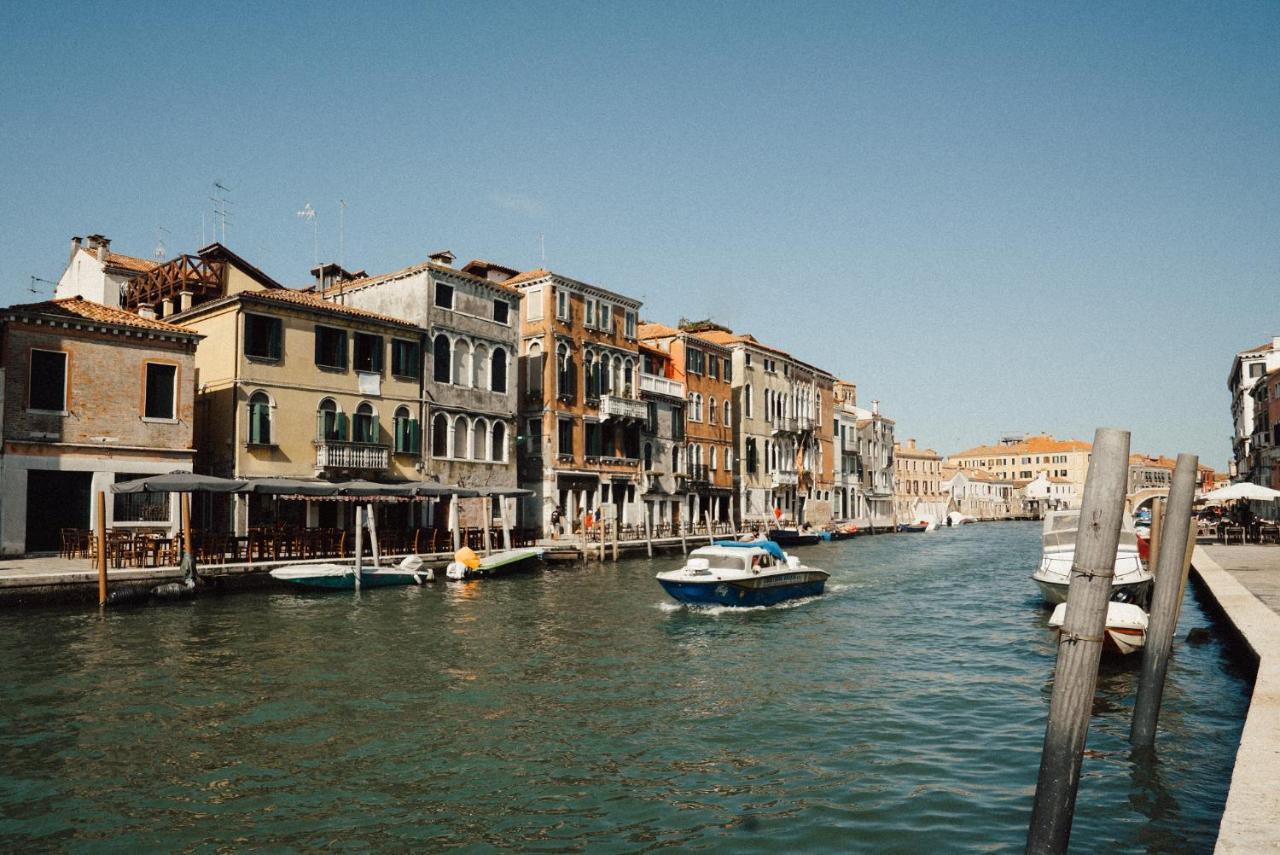 Dom wakacyjny Palazzo Veneziano Direct At The Canal With Roof Terrace Wenecja