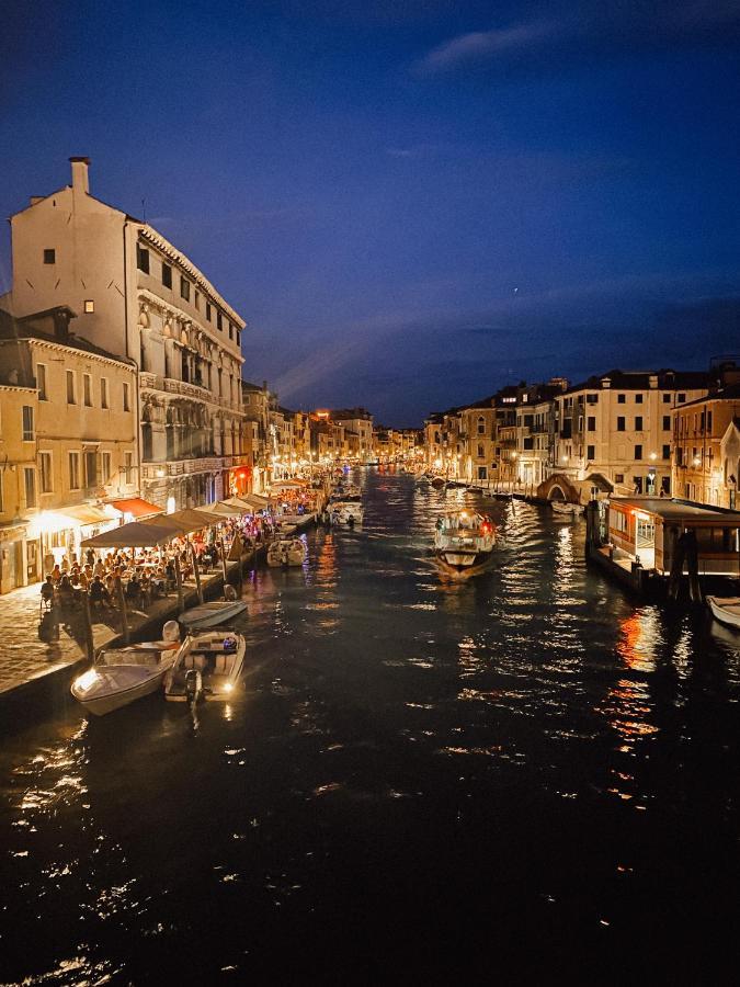 Palazzo Veneziano Direct At The Canal With Roof Terrace Wenecja