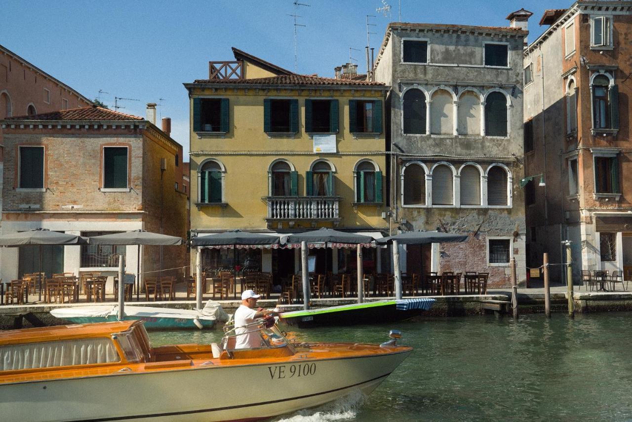 Dom wakacyjny Palazzo Veneziano Direct At The Canal With Roof Terrace Wenecja