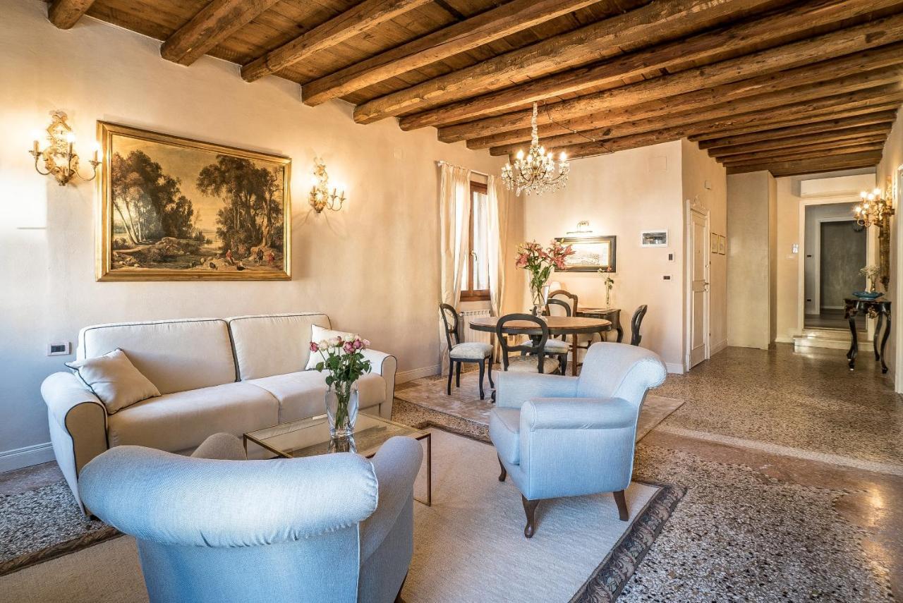 Dom wakacyjny Palazzo Veneziano Direct At The Canal With Roof Terrace