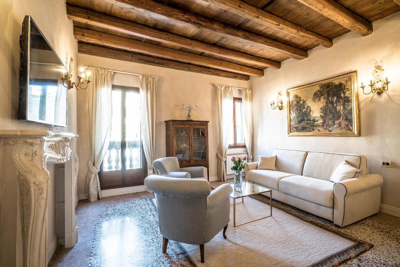 Dom wakacyjny Palazzo Veneziano Direct At The Canal With Roof Terrace Wenecja