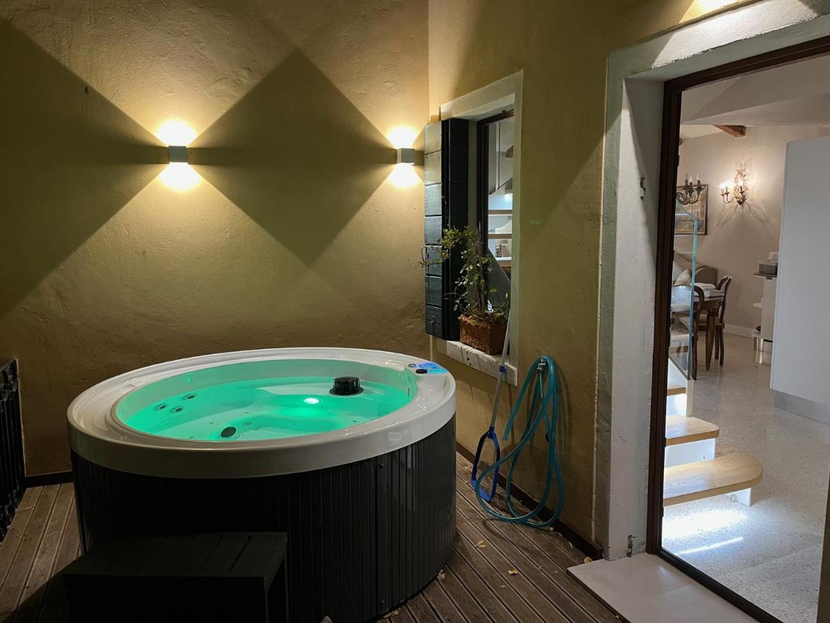 Dom wakacyjny Palazzo Veneziano Direct At The Canal With Roof Terrace Wenecja